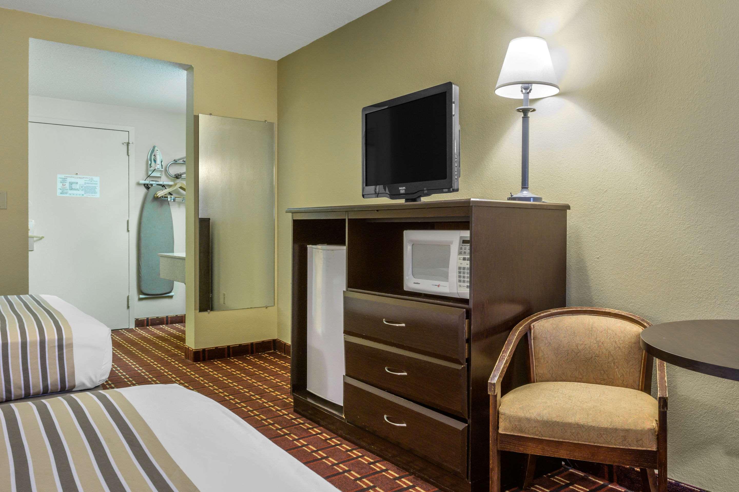 Econo Lodge Inn & Suites Triadelphia - Wheeling Extérieur photo
