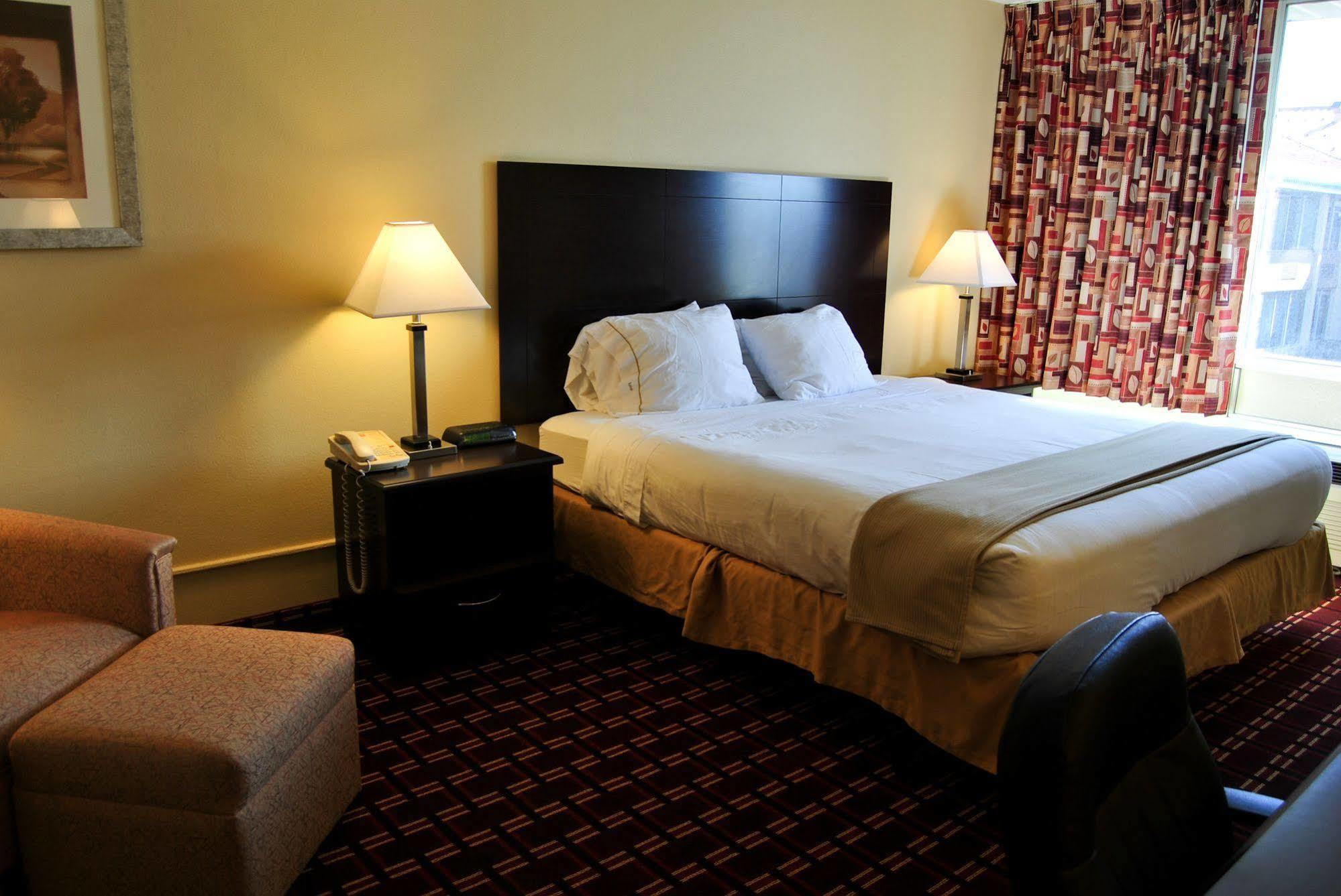 Econo Lodge Inn & Suites Triadelphia - Wheeling Extérieur photo